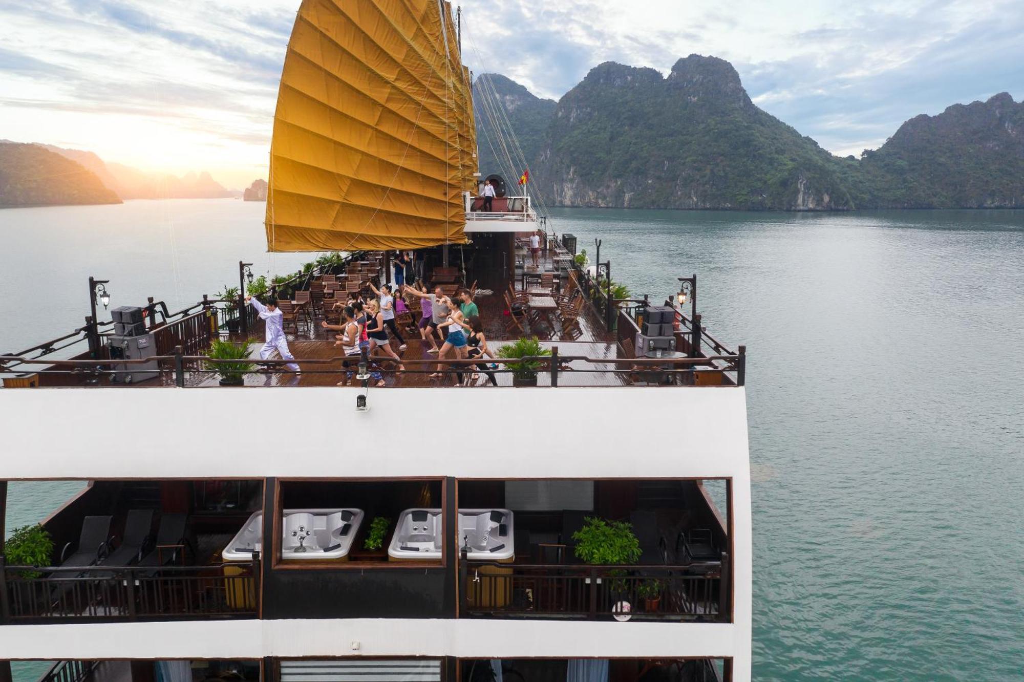 Hotel La Regina Legend Cruise Hạ Long Exterior foto